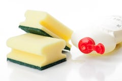 Spugne della cucina e liquido gialli di lavatura dei piatti Immagini Stock Libere da Diritti Spugne della cucina e liquido gialli di lavatura dei piatti Immagini Stock Libere da Diritti