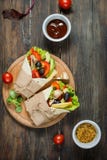 Spuntino sano del pranzo del vegano Involucri della tortiglia con i funghi, ortaggi freschi su fondo di legno Fotografie Stock Spuntino sano del pranzo del vegano Involucri della tortiglia con i funghi, ortaggi freschi su fondo di legno Fotografie Stock