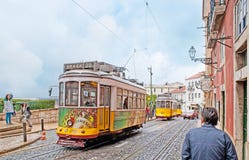 Spårvagnarna i det Alfama området av Lissabon arkivfoton Spårvagnarna i det Alfama området av Lissabon arkivfoton