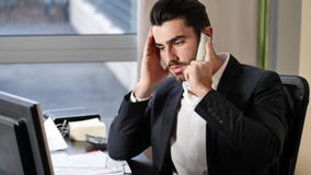 Spęczenie, zmartwiony biznes na telefonie w biurze zbiory Spęczenie, zmartwiony biznes na telefonie w biurze zbiory