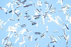 Srebni confetti w formie prostokątów na błękitnym tle obraz royalty free Srebni confetti w formie prostokątów na błękitnym tle obraz royalty free