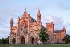 St Albans abdij in de het plaatsen zon stock fotografie St Albans abdij in de het plaatsen zon stock fotografie