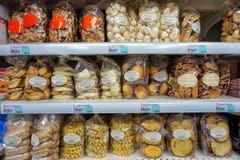 St AYGULF, VAR, PROVENCE, FRANCIA, el 26 de agosto de 2016: Diversas tortas, galletas y galletas en los estantes de un st del sup imágenes de archivo libres de regalías St AYGULF, VAR, PROVENCE, FRANCIA, el 26 de agosto de 2016: Diversas tortas, galletas y galletas en los estantes de un st del sup imágenes de archivo libres de regalías