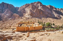 St Catherine Monastery dal pendio di montagna rocciosa, Sinai, Egy fotografia stock libera da diritti St Catherine Monastery dal pendio di montagna rocciosa, Sinai, Egy fotografia stock libera da diritti