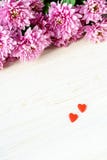 St de Dag van de valentijnskaart ` s Rode harten en chrysant stock foto's St de Dag van de valentijnskaart ` s Rode harten en chrysant stock foto's