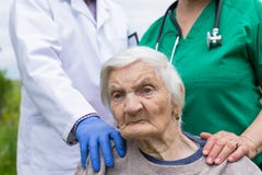 St?ende av den ?ldre kvinnan med demenssjukdomen royaltyfria bilder St?ende av den ?ldre kvinnan med demenssjukdomen royaltyfria bilder