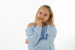St?ende av den unga h?rliga flickan som dr?mmer och t?nker M?nskligt sinnesr?relser och ansiktsuttryck royaltyfria foton St?ende av den unga h?rliga flickan som dr?mmer och t?nker M?nskligt sinnesr?relser och ansiktsuttryck royaltyfria foton