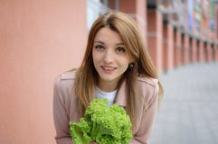 St?ende av den unga sk?nhetkvinnan som ?ter sallad fotografering för bildbyråer St?ende av den unga sk?nhetkvinnan som ?ter sallad fotografering för bildbyråer