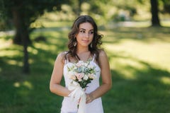 St?ende av youndflickan med buketten Charma damen i solig sommardag Stilfull kvinna royaltyfri fotografi St?ende av youndflickan med buketten Charma damen i solig sommardag Stilfull kvinna royaltyfri fotografi
