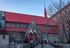 St John kyrkan för evangelistAnglican Church Red tak - Montreal, Quebec, Kanada royaltyfria bilder St John kyrkan för evangelistAnglican Church Red tak - Montreal, Quebec, Kanada royaltyfria bilder