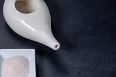 St?ll in f?r nasal lokalv?rd med netikrukan, det ayurvedic medicinsystemet p? en svart kritiserar, den b?sta sikten royaltyfria foton St?ll in f?r nasal lokalv?rd med netikrukan, det ayurvedic medicinsystemet p? en svart kritiserar, den b?sta sikten royaltyfria foton