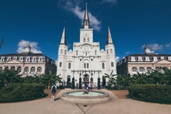 St Louis Cathedral através de Jackson Square fotografia de stock royalty free St Louis Cathedral através de Jackson Square fotografia de stock royalty free