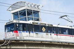 St. Louis, Missouri, Estados Unidos - circa 2016 - tren de pasajeros del viajero de Metrolink en St Louis Missouri de la estación imagen de archivo libre de regalías St. Louis, Missouri, Estados Unidos - circa 2016 - tren de pasajeros del viajero de Metrolink en St Louis Missouri de la estación imagen de archivo libre de regalías