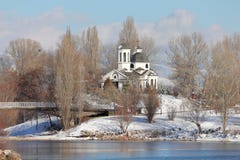 St Naum Ohridski Church en día de invierno soleado, parque del lago Druzba, Sofía, Bulgaria fotografía de archivo libre de regalías St Naum Ohridski Church en día de invierno soleado, parque del lago Druzba, Sofía, Bulgaria fotografía de archivo libre de regalías