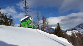 St Oswald, Oostenrijk, Carinthia - Januari 17, 2019: Een groen die sneeuwkanon in de bergen van St Oswald, Oostenrijk tijdens a w royalty-vrije stock fotografie St Oswald, Oostenrijk, Carinthia - Januari 17, 2019: Een groen die sneeuwkanon in de bergen van St Oswald, Oostenrijk tijdens a w royalty-vrije stock fotografie