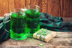 St Patrick `s de Achtergrond van de Dag Kaart met bier en gelukkige klaver De ruimte van het exemplaar Gift De viering van de de royalty-vrije stock afbeeldingen St Patrick `s de Achtergrond van de Dag Kaart met bier en gelukkige klaver De ruimte van het exemplaar Gift De viering van de de royalty-vrije stock afbeeldingen