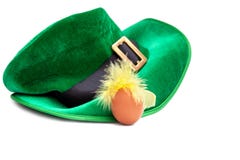 St Patrick van de de hoedenkabouter van het dagkostuum van het de kippenei isoiated de groene witte groene gele veren haar royalty-vrije stock fotografie St Patrick van de de hoedenkabouter van het dagkostuum van het de kippenei isoiated de groene witte groene gele veren haar royalty-vrije stock fotografie