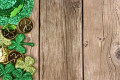 St Patricks de zijgrens van het Dagdecor over rustiek hout Stock Foto St Patricks de zijgrens van het Dagdecor over rustiek hout Stock Foto