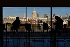 St Paul ` s Kathedraal en de Millenniumbrug van binnenuit Tate Modern Museum in Londen wordt genomen dat, royalty-vrije stock afbeelding St Paul ` s Kathedraal en de Millenniumbrug van binnenuit Tate Modern Museum in Londen wordt genomen dat, royalty-vrije stock afbeelding