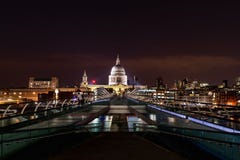 St Pauls Cathedral van Millenniumbrug stock foto St Pauls Cathedral van Millenniumbrug stock foto