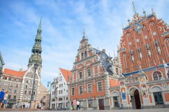 St Peter Church en Huis van de Meeëters bij Stad Hall Square (oude stad) in Riga, Letland stock fotografie St Peter Church en Huis van de Meeëters bij Stad Hall Square (oude stad) in Riga, Letland stock fotografie