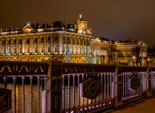 St Petersburg Mening van het de Winterpaleis van de Paleisbrug Nacht Photography royalty-vrije stock afbeelding St Petersburg Mening van het de Winterpaleis van de Paleisbrug Nacht Photography royalty-vrije stock afbeelding