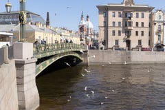 St Petersburg, Rusia, abril de 2019 Vista del puente sobre el río de Fontanka y de la avenida en el centro de ciudad imagen de archivo libre de regalías St Petersburg, Rusia, abril de 2019 Vista del puente sobre el río de Fontanka y de la avenida en el centro de ciudad imagen de archivo libre de regalías