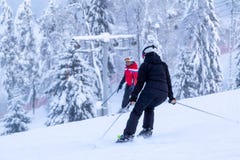St Petersburg, Rusia 27 de enero de 2019: Cuesta nevada del esquí en las montañas con un remonte y esquiadores del esquí imagen de archivo St Petersburg, Rusia 27 de enero de 2019: Cuesta nevada del esquí en las montañas con un remonte y esquiadores del esquí imagen de archivo