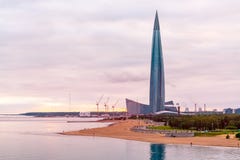 St Petersburg, Rusia - 10 de julio de 2018: Torre del centro de Lakhta en St Petersburg, visión desde el puente del yate imágenes de archivo libres de regalías St Petersburg, Rusia - 10 de julio de 2018: Torre del centro de Lakhta en St Petersburg, visión desde el puente del yate imágenes de archivo libres de regalías