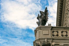 St Petersburg, Russie - 28 juin 2017 : Les statues des animaux mythiques décorent les façades des bâtiments à St Petersburg photographie stock libre de droits St Petersburg, Russie - 28 juin 2017 : Les statues des animaux mythiques décorent les façades des bâtiments à St Petersburg photographie stock libre de droits