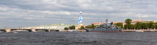 ST PETERSBURG, RUSSLAND - 26. AUGUST 2015: Militärschiffe der russischen Marine werden auf Neva-Fluss festgemacht Lizenzfreie Stockbilder ST PETERSBURG, RUSSLAND - 26. AUGUST 2015: Militärschiffe der russischen Marine werden auf Neva-Fluss festgemacht Lizenzfreie Stockbilder