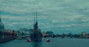 St Petersburg Russland, am 13. Mai 2017: Die legendäre revolutionäre Schiffmuseum Kreuzer-Aurora in Neva-Fluss stock video footage St Petersburg Russland, am 13. Mai 2017: Die legendäre revolutionäre Schiffmuseum Kreuzer-Aurora in Neva-Fluss stock video footage