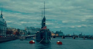 St Petersburg Russland, am 13. Mai 2017: Die legendäre revolutionäre Schiffmuseum Kreuzer-Aurora in Neva-Fluss stock video St Petersburg Russland, am 13. Mai 2017: Die legendäre revolutionäre Schiffmuseum Kreuzer-Aurora in Neva-Fluss stock video