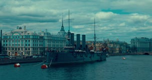 St Petersburg Russland, am 13. Mai 2017: Die legendäre revolutionäre Schiffmuseum Kreuzer-Aurora in Neva-Fluss stock footage St Petersburg Russland, am 13. Mai 2017: Die legendäre revolutionäre Schiffmuseum Kreuzer-Aurora in Neva-Fluss stock footage