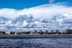 ST PETERSBURG RYSSLAND - AUGUSTI 29, 2018: sikt på den Sverdlovskaya invallningen royaltyfri fotografi ST PETERSBURG RYSSLAND - AUGUSTI 29, 2018: sikt på den Sverdlovskaya invallningen royaltyfri fotografi