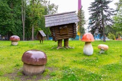 St Petersburg Ryssland - Juli 10, 2018: Barns lekplats i parkerar med teckenet av ryska folk sagor - en koja på royaltyfri bild St Petersburg Ryssland - Juli 10, 2018: Barns lekplats i parkerar med teckenet av ryska folk sagor - en koja på royaltyfri bild