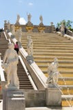 St Petersburg Ryssland - Juni 28, 2017: kaskad av springbrunnar i Peterhof i St Petersburg Petersburg royaltyfria bilder St Petersburg Ryssland - Juni 28, 2017: kaskad av springbrunnar i Peterhof i St Petersburg Petersburg royaltyfria bilder