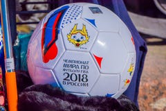 ST PETERSBURG RYSSLAND, 02 MAJ 2018: Slut upp av den selektiva fokusen av den officiella bollen av världscupen 2018 med a arkivbild ST PETERSBURG RYSSLAND, 02 MAJ 2018: Slut upp av den selektiva fokusen av den officiella bollen av världscupen 2018 med a arkivbild