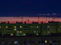 St Petersburg, Rússia - 24 de julho de 2018: Diversos guindastes de construção no fundo do céu colorido do por do sol fotografia de stock St Petersburg, Rússia - 24 de julho de 2018: Diversos guindastes de construção no fundo do céu colorido do por do sol fotografia de stock