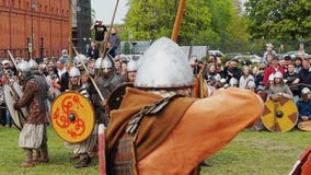St Petersburg, Rússia - 27 de maio de 2017: Batalha ilustrativa dos Viquingues antigos Reconstrução histórica no festival no St vídeos de arquivo St Petersburg, Rússia - 27 de maio de 2017: Batalha ilustrativa dos Viquingues antigos Reconstrução histórica no festival no St vídeos de arquivo