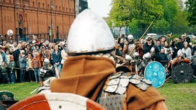 St Petersburg, Rússia - 27 de maio de 2017: Batalha ilustrativa dos Viquingues antigos Reconstrução histórica no festival no St vídeos de arquivo St Petersburg, Rússia - 27 de maio de 2017: Batalha ilustrativa dos Viquingues antigos Reconstrução histórica no festival no St vídeos de arquivo