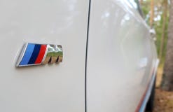 ST PETERSBURG, R?SSIA: Ideia lateral do s?mbolo do tipo de BMW X5M na floresta no 20 de julho de 2018 fotos de stock ST PETERSBURG, R?SSIA: Ideia lateral do s?mbolo do tipo de BMW X5M na floresta no 20 de julho de 2018 fotos de stock