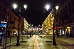 St PÉTERSBOURG, RUSSIE - 25 DÉCEMBRE 2016 : Paysage urbain de nuit, décoration de rue à la nouvelle année et Noël et réverbères photos libres de droits St PÉTERSBOURG, RUSSIE - 25 DÉCEMBRE 2016 : Paysage urbain de nuit, décoration de rue à la nouvelle année et Noël et réverbères photos libres de droits