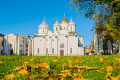 St Sophia Russian Orthodox kathedraal bij zonnige de herfstdag in Veliky Novgorod, Rusland royalty-vrije stock foto St Sophia Russian Orthodox kathedraal bij zonnige de herfstdag in Veliky Novgorod, Rusland royalty-vrije stock foto