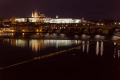St Vitus Cathedral et château de Prague avec Charles Bridge la nuit, Prague, République Tchèque photographie stock libre de droits St Vitus Cathedral et château de Prague avec Charles Bridge la nuit, Prague, République Tchèque photographie stock libre de droits