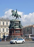 ST Πετρούπολη Ρωσία Μια άποψη ενός μνημείου στον αυτοκράτορα Nicholas Ι στην ηλιόλουστη ημέρα Τετράγωνο του ST Isaac στοκ εικόνες ST Πετρούπολη Ρωσία Μια άποψη ενός μνημείου στον αυτοκράτορα Nicholas Ι στην ηλιόλουστη ημέρα Τετράγωνο του ST Isaac στοκ εικόνες