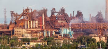 Staalfabriek met schoorstenen bij zonsondergang Royalty-vrije Stock Afbeeldingen Staalfabriek met schoorstenen bij zonsondergang Royalty-vrije Stock Afbeeldingen