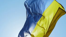 Staatsflagge von Ukraine feiert im Wind Staatsflagge von Ukraine feiert im Wind