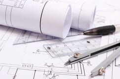 Staczający się elektryczni akcesoria dla rysować i diagramy fotografia stock Staczający się elektryczni akcesoria dla rysować i diagramy fotografia stock