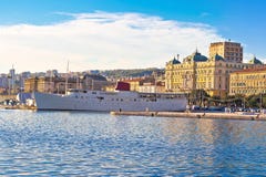 Stad av Rijeka strandfartyg och arkitekturpanoramautsikten Royaltyfri Bild Stad av Rijeka strandfartyg och arkitekturpanoramautsikten Royaltyfri Bild